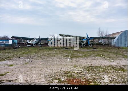 Russland, Kaliningrad, 21. Dezember 2019, Dewau Flugplatz, verlassene Flugzeuge, alter Luft- und Sportverein, ehemaliger Flughafen Konigsberg, kleine Luftfahrt cl Stockfoto