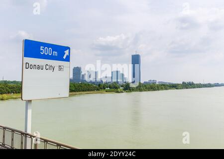 Blick auf das Business Center in Wien von der Brücke Stockfoto