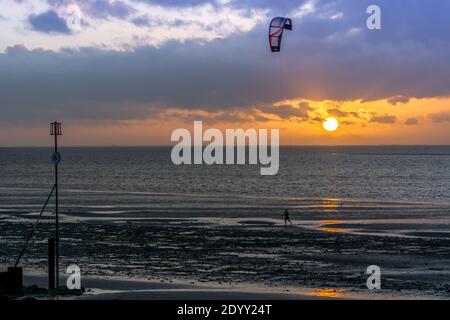 Drachenfliegen bei Sonnenuntergang am Hunstanton Beach, Norfolk, England Stockfoto