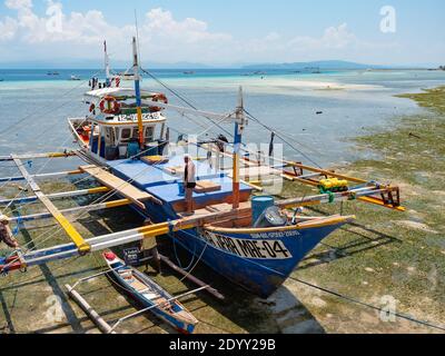 Luftaufnahme eines traditionellen Thunfischfangbootes mit Stützen in Tinoto, einem Dorf in Maasim, Provinz Sarangani, Philippinen Stockfoto