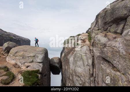 Nahaufnahme eines Felsens zwischen zwei Bergen - Kjeragbolten in Norwegen. Stockfoto