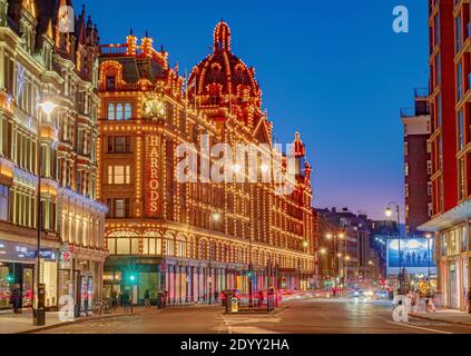 London, England, UK - 27. Dezember 2020: Das berühmte Luxus-Kaufhaus Harrods in London beleuchtet in Weihnachtsbeleuchtung Stockfoto