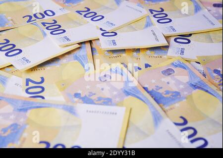 Hintergrundbild mit vielen 200 Euro-Banknoten, Rahmenfüllung Stockfoto