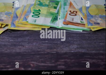 Es gibt verschiedene Euro-Banknoten an der Oberseite auf Holzhintergrund, kopieren Platz für jeden Text darunter Stockfoto
