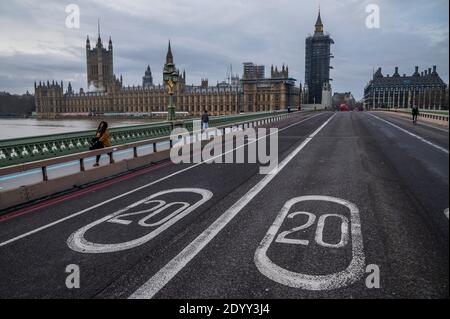 London, Großbritannien. Dezember 2020. 2020 - 20 mph Geschwindigkeitsbegrenzungszeichen auf Westminster Brücke gemalt. Es wurde durch den rat im Juli eingeführt, eines von vielen neuen Dingen in einem turbulenten Jahr. Kredit: Guy Bell/Alamy Live Nachrichten Stockfoto