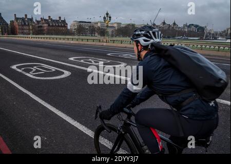 London, Großbritannien. Dezember 2020. 2020 - 20 mph Geschwindigkeitsbegrenzungszeichen auf Westminster Brücke gemalt. Es wurde durch den rat im Juli eingeführt, eines von vielen neuen Dingen in einem turbulenten Jahr. Kredit: Guy Bell/Alamy Live Nachrichten Stockfoto