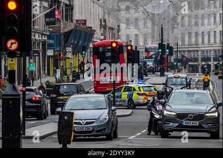 London, Großbritannien. Dezember 2020. Die Straßen sind nicht verlassen, aber es ist nicht klar, warum die Menschen dort sind - Regent Street, an der Post Christmas Bank Holiday und in Tier 4, und die Geschäfte sind wieder geschlossen, aber die Menschen sind, seltsamerweise, immer noch draußen. Für den Einzelhandel sind dies noch schwierige Zeiten. Kredit: Guy Bell/Alamy Live Nachrichten Stockfoto