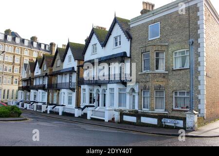 Wohnhäuser in Königinnen Gärten broadstairs East kent uk dezember 2020 Stockfoto