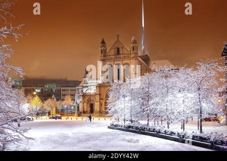 St Anne's Cathedral im Schnee, Belfast Stockfoto