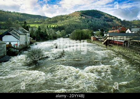 River Dee in voller Flut Llangollen Denbighshire North Wales United Königreich Stockfoto