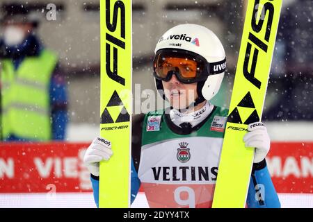 Oberstdorf, Deutschland. Dezember 2020. Nordisches Skifahren/Skispringen: Weltcup, Vierschanzentournee, Großschanze, Männer, Qualifikation. Simon Ammann aus der Schweiz reagiert nach seinem Sprung. Quelle: Daniel Karmann/dpa/Alamy Live News Stockfoto