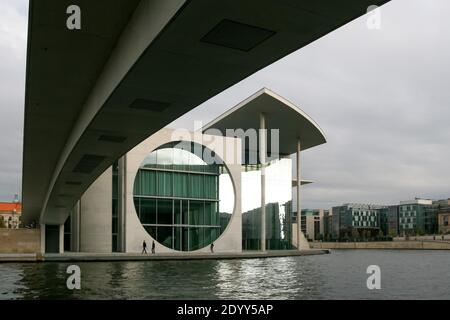 Marie Elisabeth Luders Haus und steg Gang über die Spree in Berlin Deutschland. Modernes Regierungsgebäude und Architektur in Berlin. Stockfoto