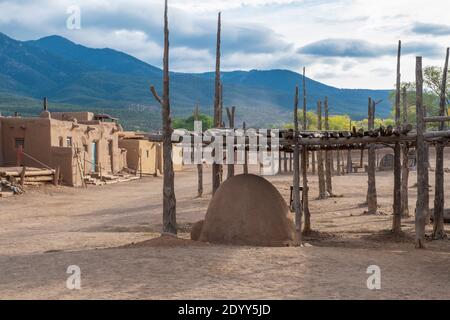 Ein adobe Outdoor Ofen im historischen Indianerdorf Taos Pueblo, New Mexico, USA. Ein UNESCO-Weltkulturerbe. Stockfoto