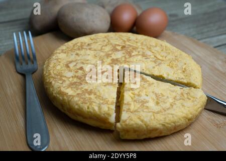 Nahaufnahme des spanischen Kartoffelomeletts namens Tortilla de Patatas mit Eiern und Kartoffeln auf Holzbrett.typisch spanische Küche .Tapas-Backgroun Stockfoto