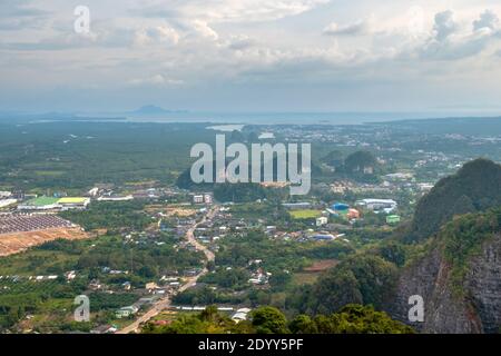 Wunderschöne Aussicht auf Krabi Stadt von der Spitze des Tiger Cave Temple in Thailand. Stockfoto