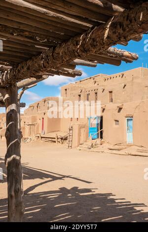 Lehmhäuser im historischen Indianerdorf Taos Pueblo, New Mexico, USA. Ein UNESCO-Weltkulturerbe. Stockfoto