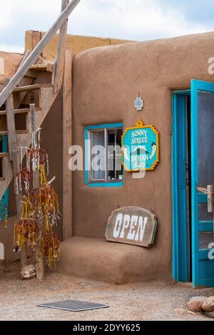 Ein Handwerksladen im historischen indianischen adobe-Dorf Taos Pueblo, New Mexico, USA. Ein UNESCO-Weltkulturerbe. Stockfoto
