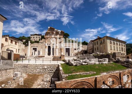 Panoramablick auf das Forum Romanum mit Capitolium (Tempel der Kapitolinischen Triade), der Haupttempel in der römischen Stadt Brixia jetzt Brescia, Lombardei, Norther Stockfoto
