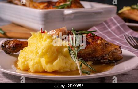 Kartoffelpüree auf einem weißen Teller mit Hühnchen- und Rosmarinbutter-Sauce. Stockfoto