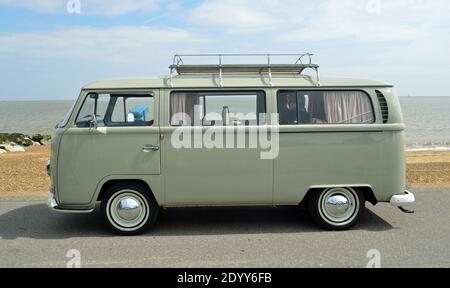 Classic Grey VW Camper Van geparkt auf Seafront Promenade Stockfoto