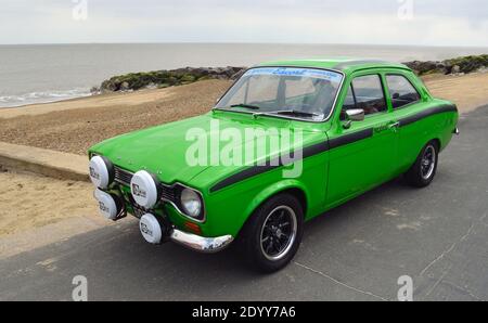 Classic Green Ford Escort Mexico Auto an der Strandpromenade geparkt. Stockfoto