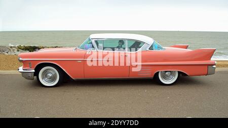 Classic Pink Cadillac Coupe de Ville an der Strandpromenade geparkt. Stockfoto