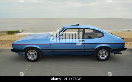 Classic Blue Ford Capri Laser Motor Car an der Strandpromenade geparkt. Stockfoto