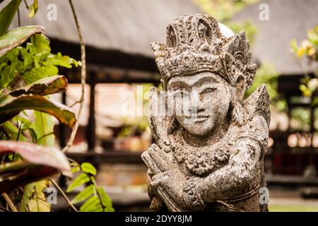 Eine Dvarapala (Torhüter) Statue am Batukaru Tempel in Bali Stockfoto