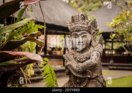 Eine Schutzstatue des Tores bei Pura Luhur Batukaru (Batukaru-Tempel) Stockfoto