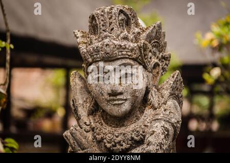 Nahaufnahme eines Torhüters (dvarapali) in Batukaru Tempel in Bali Stockfoto