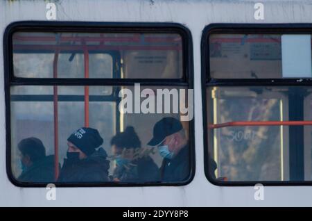 BUKAREST, RUMÄNIEN - 28. Dezember 2020 - Passagiere mit Gesichtsmasken in einer Straßenbahn als Vorsichtsmaßnahme gegen die Übertragung von COVID-19 in Bukarest, Rumänien Stockfoto