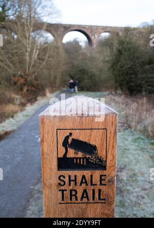 Shale Trail Markierungsposten zeigen die Route des Shale Trail in Almondell und Calderwood Country Park, West Lothian. Stockfoto