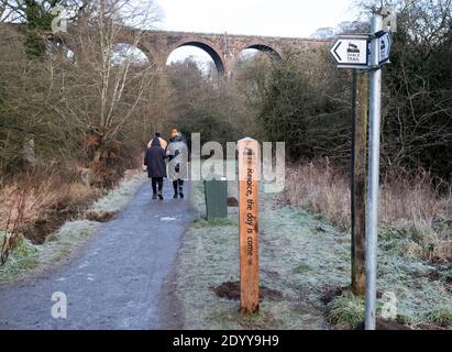 Shale Trail Markierungsposten zeigen die Route des Shale Trail in Almondell und Calderwood Country Park, West Lothian. Stockfoto