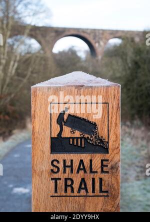 Shale Trail Markierungsposten zeigen die Route des Shale Trail in Almondell und Calderwood Country Park, West Lothian. Stockfoto