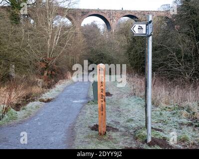 Shale Trail Markierungsposten zeigen die Route des Shale Trail in Almondell und Calderwood Country Park, West Lothian. Stockfoto