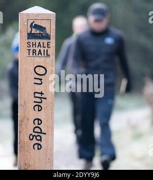 Shale Trail Markierungsposten zeigen die Route des Shale Trail in Almondell und Calderwood Country Park, West Lothian. Stockfoto