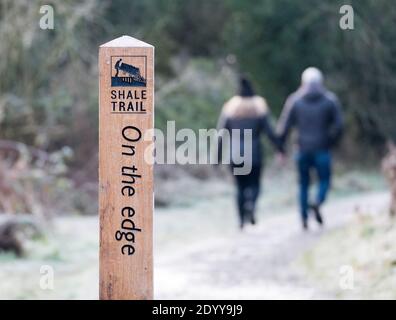 Shale Trail Markierungsposten zeigen die Route des Shale Trail in Almondell und Calderwood Country Park, West Lothian. Stockfoto