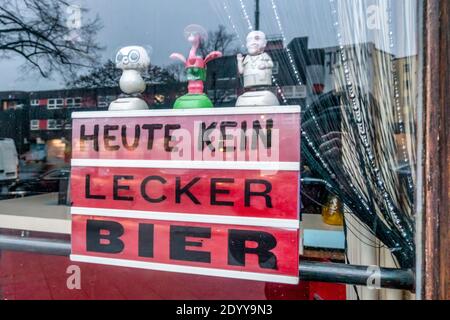 Lockdown in Berlin während der Corona-Pandemie, Geschlosse Bar, Wiener Blut, Schild 'heute kein lecker Bier', Kreuzberg, Reichenbergerstrasse, Ber Stockfoto