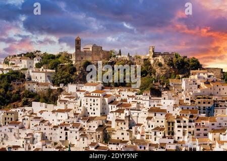 Casares, Provinz Malaga, Andalusien, Südspanien, weiss getünchtes Bergdorf. Stockfoto