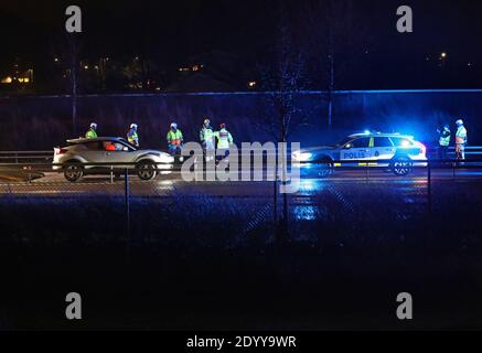 MOTALA, SCHWEDEN - 22. DEZEMBER 2020: Unfall mit LKW und Auto auf der Autobahn 50. Rettungsdienst vor Ort. Foto Jeppe Gustafsson Stockfoto