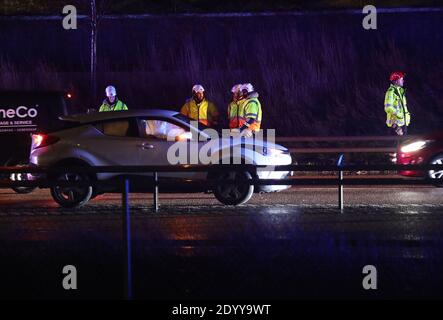 MOTALA, SCHWEDEN - 22. DEZEMBER 2020: Unfall mit LKW und Auto auf der Autobahn 50. Rettungsdienst vor Ort. Foto Jeppe Gustafsson Stockfoto