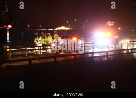 MOTALA, SCHWEDEN - 22. DEZEMBER 2020: Unfall mit LKW und Auto auf der Autobahn 50. Rettungsdienst vor Ort. Foto Jeppe Gustafsson Stockfoto