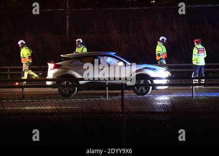 MOTALA, SCHWEDEN - 22. DEZEMBER 2020: Unfall mit LKW und Auto auf der Autobahn 50. Rettungsdienst vor Ort. Foto Jeppe Gustafsson Stockfoto