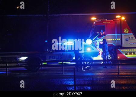 MOTALA, SCHWEDEN - 22. DEZEMBER 2020: Unfall mit LKW und Auto auf der Autobahn 50. Rettungsdienst vor Ort. Foto Jeppe Gustafsson Stockfoto