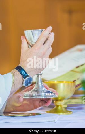 In der Kirche wird Wein zum Blut christi, und die Hostie wird zum Leib christi Stockfoto