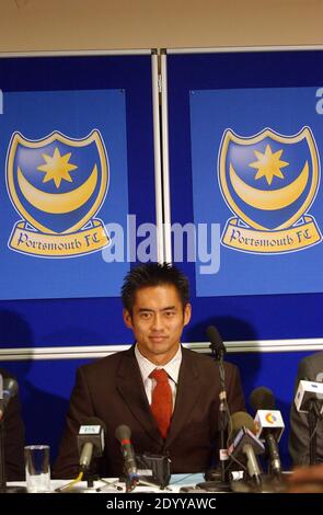 JAPANISCHER INTERNATIONALER TORWART YOSHIKATSU KAWAGUCHI BEI DER UNTERZEICHNUNG FÜR PREMIERSHIP PORTSMOUTHPORTSMOUTH 2001 Stockfoto