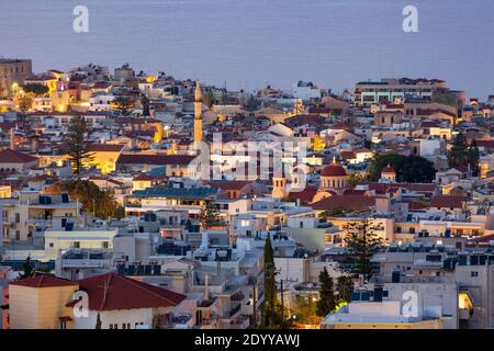 Stadtbild Ansicht von Rethymno beleuchtet in der Dämmerung, zeigt Minarette und andere Wahrzeichen, Kreta, Griechenland Stockfoto