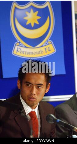 JAPANISCHER INTERNATIONALER TORWART YOSHIKATSU KAWAGUCHI BEI DER UNTERZEICHNUNG FÜR PREMIERSHIP PORTSMOUTHPORTSMOUTH 2001 Stockfoto