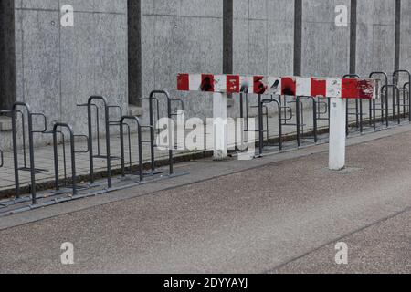 Straßenblock auf autofreier Straße mit Reihe von Enpty Fahrrad Regale und Betonwand Stockfoto