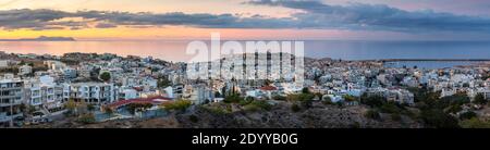 Panorama-Stadtansicht von Rethymno bei Sonnenuntergang, Kreta, Griechenland Stockfoto